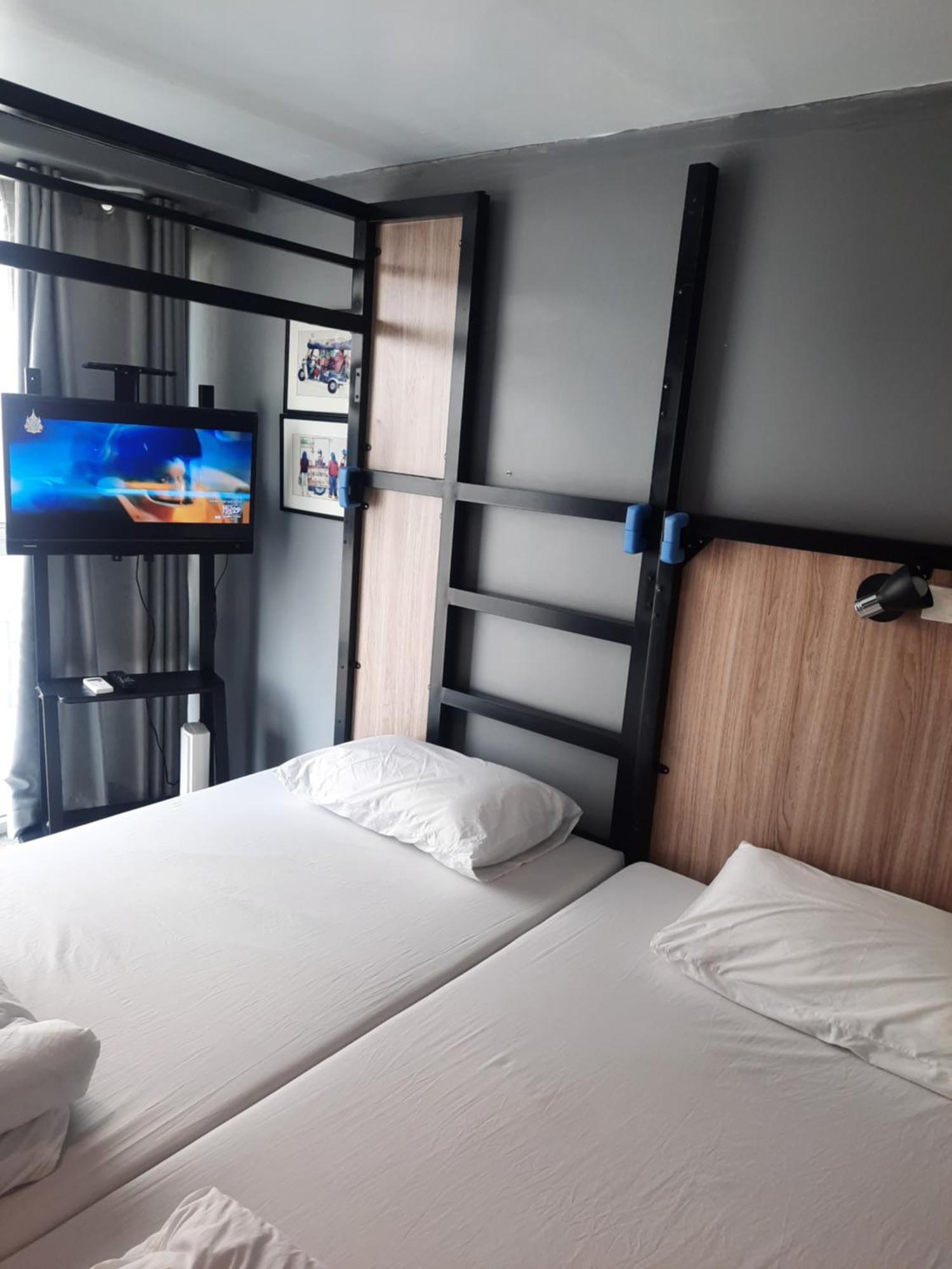 Sleep To Fly Hotel&Hostel Bangkok Buitenkant foto